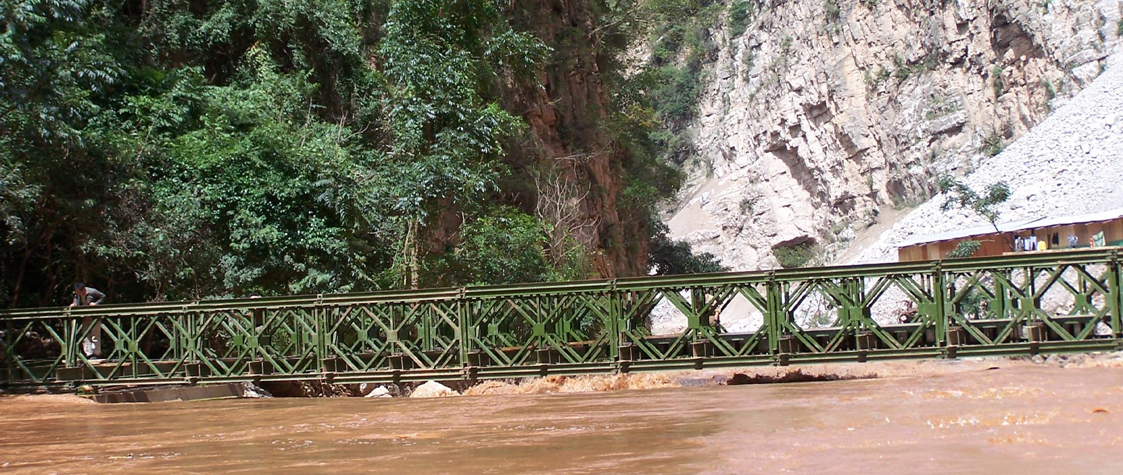Ponte in acciaio sul fiume Pudu nella contea di Luquan, Yunnan