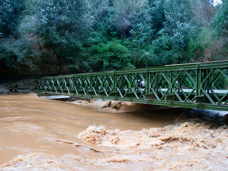 Ponte in acciaio sul fiume Pudu nella contea di Luquan, Yunnan