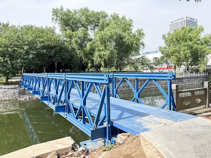 Ponte Bailey pedonale pedonale rinforzato a strato singolo, anticorrosione, verniciato di blu, lungo 24 metri